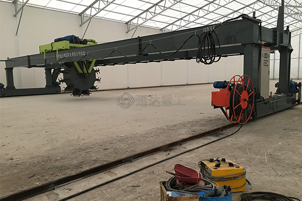 葉輪翻堆機(jī)跨度18米，輪盤可行走適合大型有機(jī)肥加工廠使用