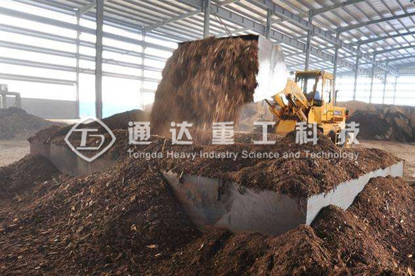  養(yǎng)殖場(chǎng)的雞糞都是怎么處理的?雞糞生產(chǎn)有機(jī)肥的方法和流程